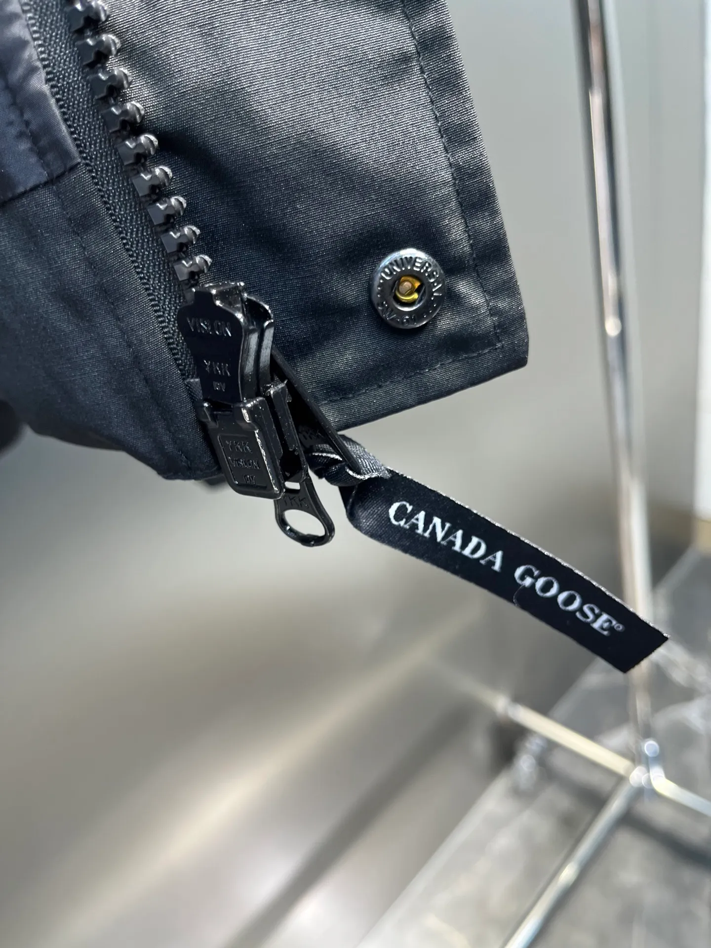 P700 Goose 🌟17 models (black) chest patch, same style for men and women, cold-resistant down jacket! The fur collar is detachable. The natural Siberian coyote fur collar has a delicate yet strong feel, which comes from the sense of life that comes from the erosion of wind and frost in nature. The market usually uses raccoon fur or fake fur instead, which is not even the slightest bit better! The collar part has cold-proof flannel, which is close to the head and neck, comfortable and warm! The fabric is made of high-density nano-level waterproof fabric, which is windproof and wear-resistant and has a certain thickness! The zipper is the official YKK brand! The waist has an elastic waistline design that can be adjusted according to yourself! There is also an anti-wind Velcro inside! Seamless threaded cuffs to avoid stiffening! In order to prevent cold wind from pouring in, a double closure design is adopted. On the premise of the traditional zipper fly, six Velcro fasteners are used for secondary closure, which brings better warmth retention effect. It retains the classic hooded design and uses super large luxurious wolf fur to protect against wind and cold. No matter how low the temperature is this winter, one piece is enough. I’ll give you the wind and temperature. Size: s-xxl